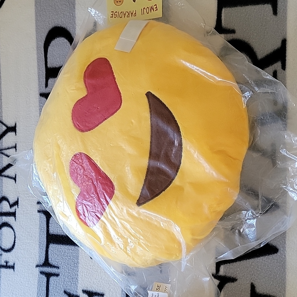 2 PILLOWS EMOJI ❤️ ❤️ heart Eyes 32 CM 12.6 inches NEW - Picture 3 of 6